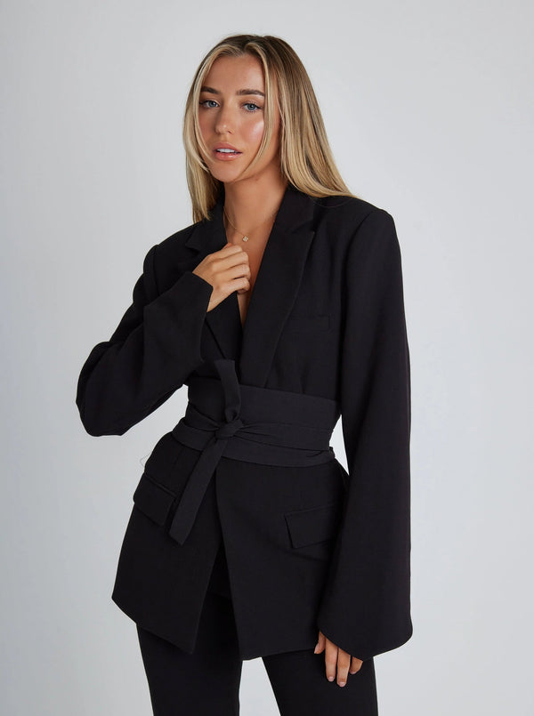 Getailleerde blazer met ceintuur en verfijnde pasvorm
