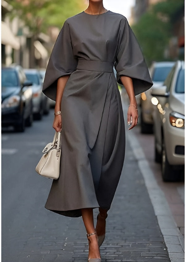 Minimalistische luxueuze jurk met riem
