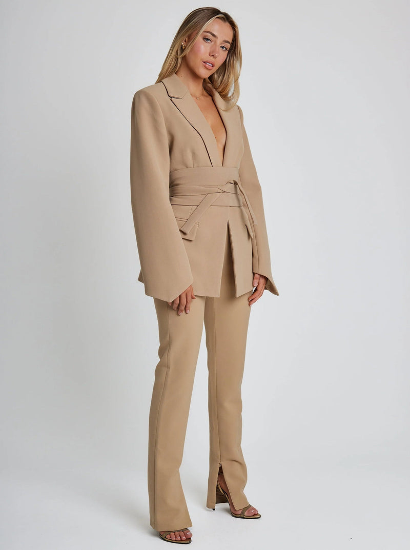 Getailleerde blazer met ceintuur en verfijnde pasvorm