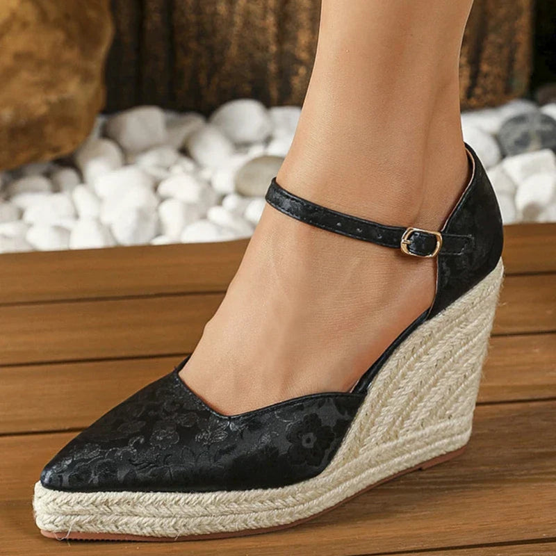 Lage hakschoenen met puntige neus en verstelbare enkelband