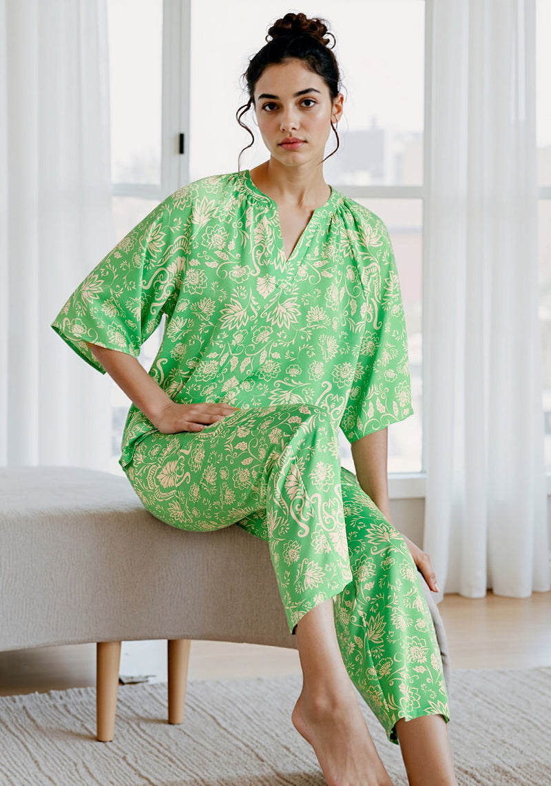 Groen gekleurde bloementop en pyjamaset