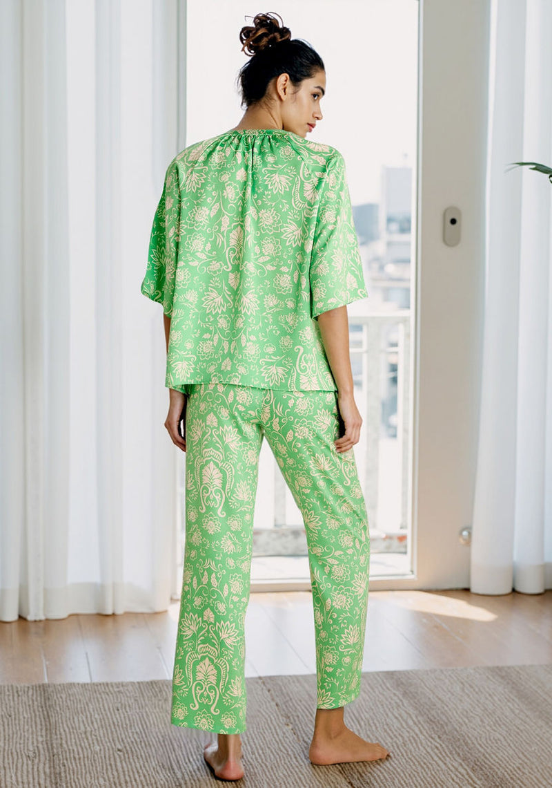 Groen gekleurde bloementop en pyjamaset