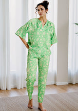 Groen gekleurde bloementop en pyjamaset