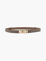 Verstelbare dunne riem met minimale gespdetails en smalle structuur