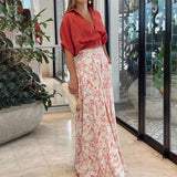 Moderne tweedelige set met V-hals crop top en hoog getailleerde zwierige rok
