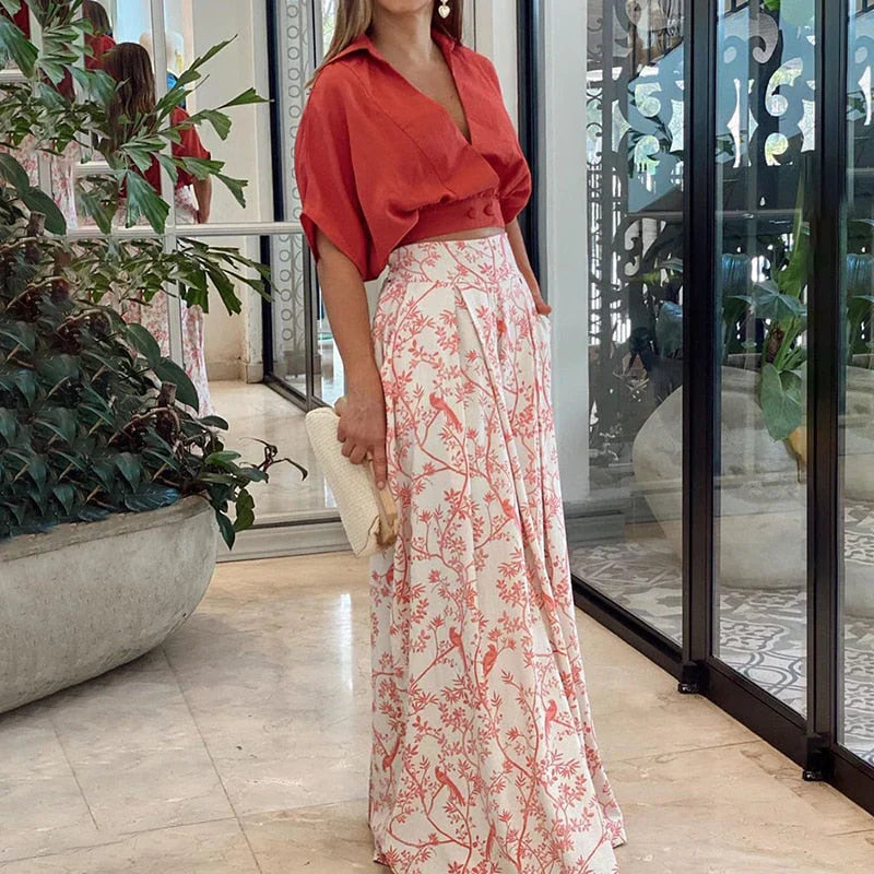 Moderne tweedelige set met V-hals crop top en hoog getailleerde zwierige rok