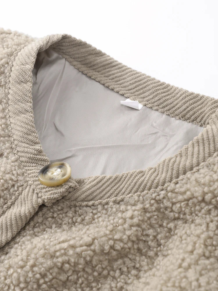 Licht damesvest met knoopjes