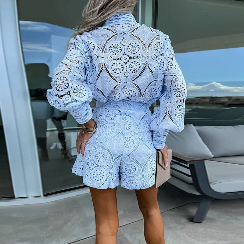 Tweedelige set met geborduurde top met lange mouwen en bijpassende shorts