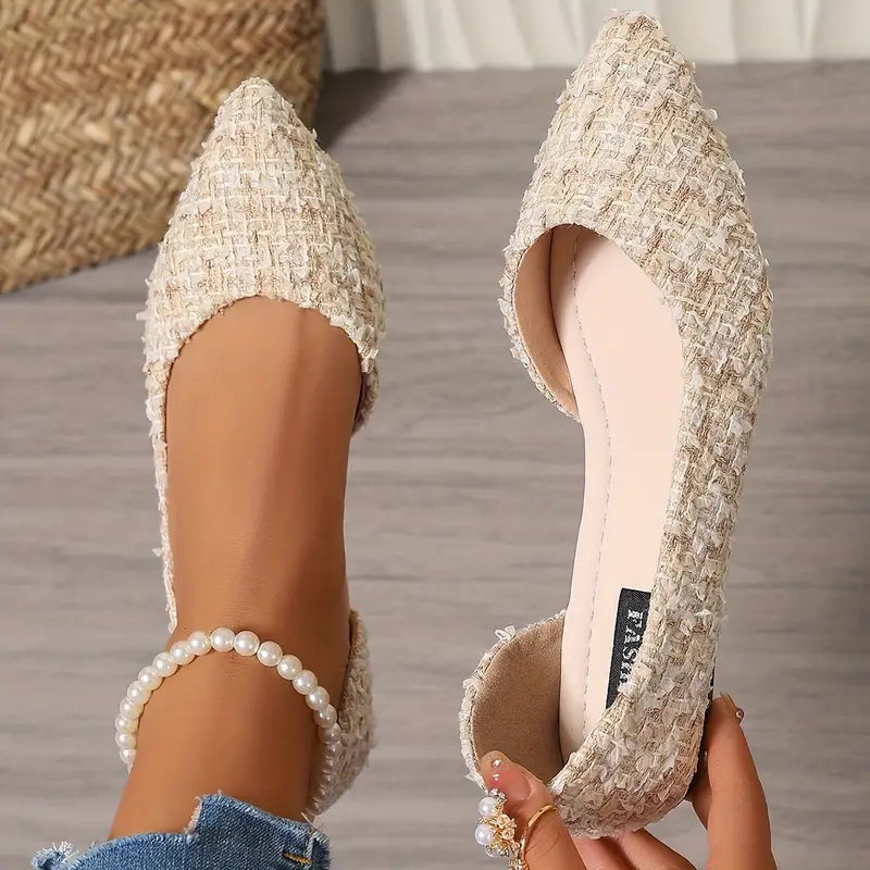 Puntige ballerinas met uitsparingen aan de bovenkant en subtiele lage zool