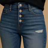 Elegante rechte jeans met knoopdetail aan de voorkant en functionele zak